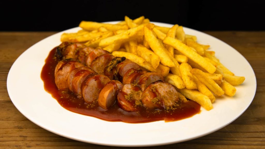 Currywurst mit Pommes Hatl's Imbiss Currywurst mit Pommes Hatl's Imbiss